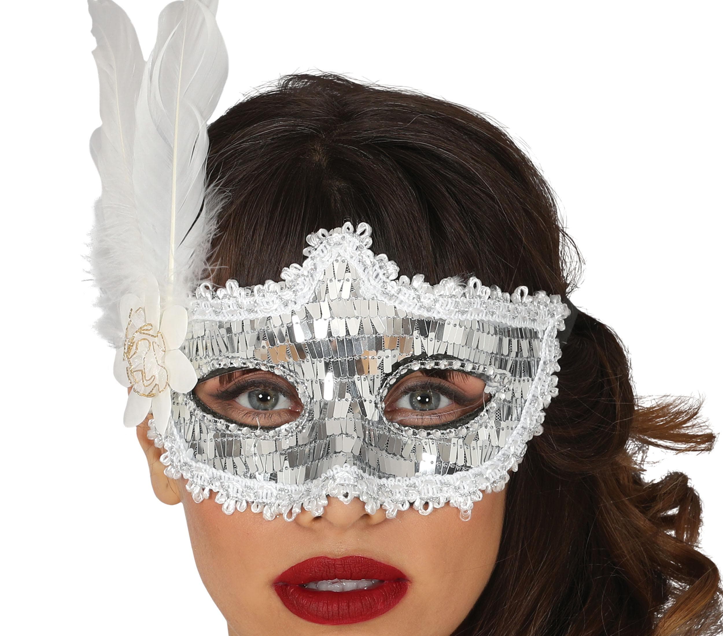 Sølvfarvet maske med fjer